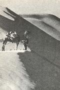 william r clark, wilfred thesigers expedition rastar pa toppen av en sanddyn under ritten genom det tomma landet